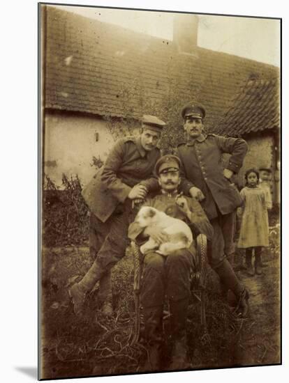 Foto Drei Soldaten in Uniform, Gruppenfoto, Hundewelpe, Stuhl-null-Mounted Giclee Print
