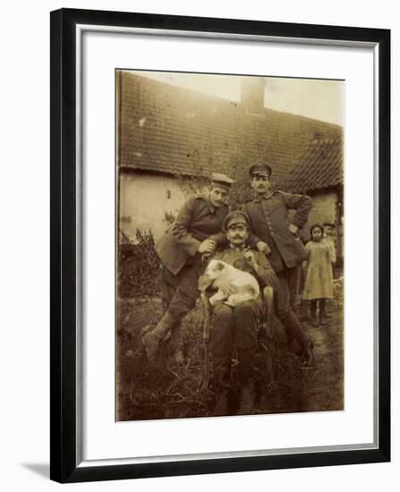 Foto Drei Soldaten in Uniform, Gruppenfoto, Hundewelpe, Stuhl-null-Framed Giclee Print