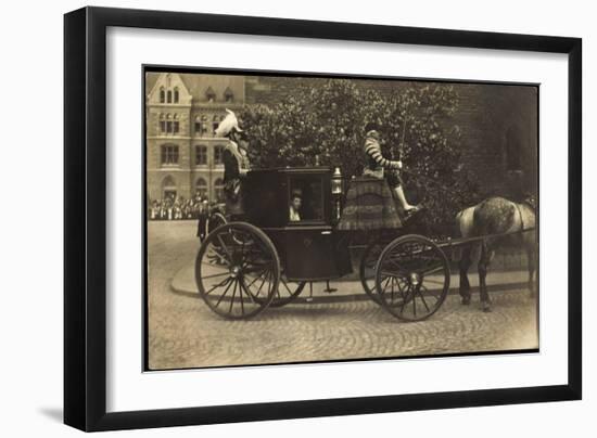 Foto Kutsche, Adelige Dame, Fahrer,Pferd,Pflasterweg-null-Framed Giclee Print