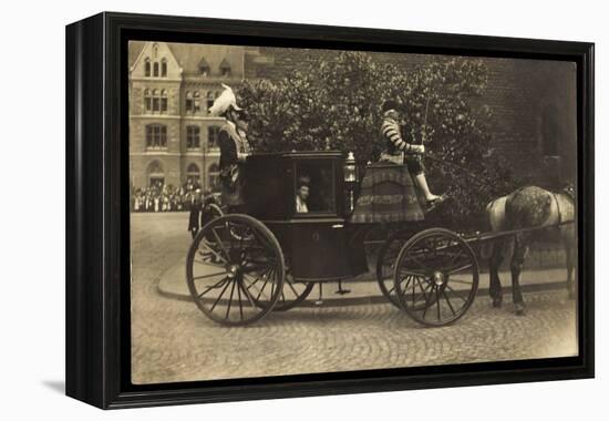 Foto Kutsche, Adelige Dame, Fahrer,Pferd,Pflasterweg-null-Framed Premier Image Canvas