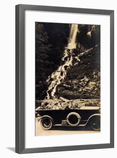 Foto Reisegesellschaft Im Auto an Einem Wasserfall-null-Framed Giclee Print