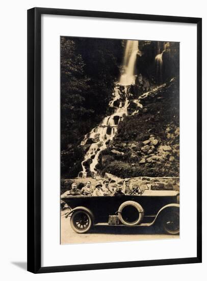 Foto Reisegesellschaft Im Auto an Einem Wasserfall-null-Framed Giclee Print