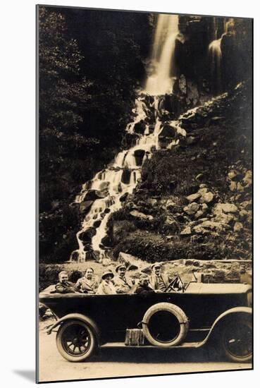 Foto Reisegesellschaft Im Auto an Einem Wasserfall-null-Mounted Giclee Print