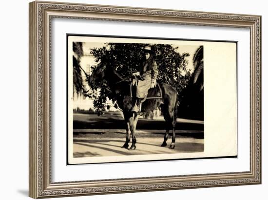 Foto Usa, Mädchen in Cowboy Kostüm Auf Einem Pferd Sitzend-null-Framed Giclee Print