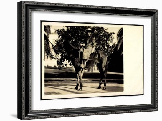 Foto Usa, Mädchen in Cowboy Kostüm Auf Einem Pferd Sitzend-null-Framed Giclee Print