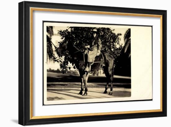 Foto Usa, Mädchen in Cowboy Kostüm Auf Einem Pferd Sitzend-null-Framed Giclee Print