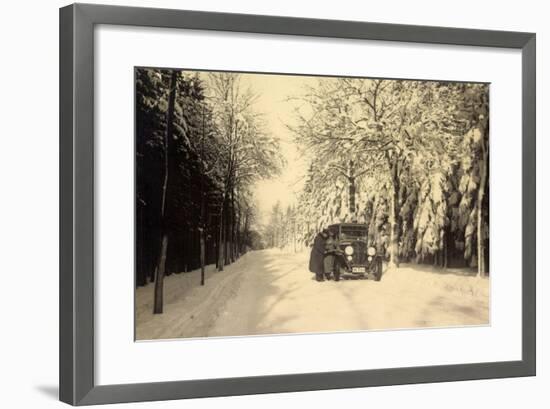 Foto Zwei Männer Im Auto Auf Verschneiter Straße-null-Framed Giclee Print