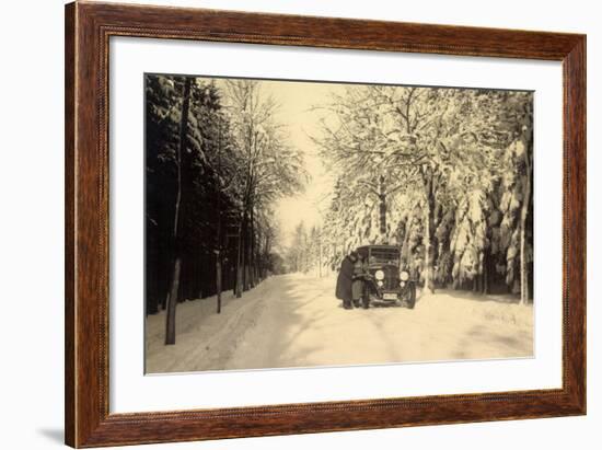 Foto Zwei Männer Im Auto Auf Verschneiter Straße-null-Framed Giclee Print
