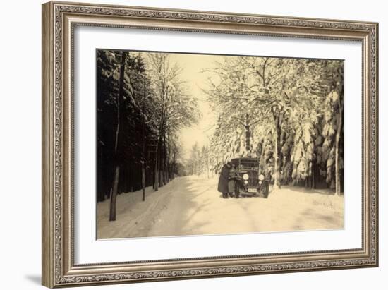 Foto Zwei Männer Im Auto Auf Verschneiter Straße-null-Framed Giclee Print