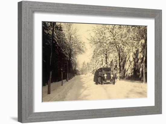 Foto Zwei Männer Im Auto Auf Verschneiter Straße-null-Framed Giclee Print