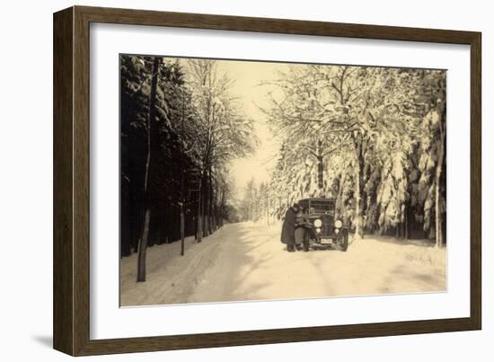 Foto Zwei Männer Im Auto Auf Verschneiter Straße-null-Framed Giclee Print