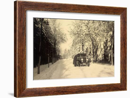 Foto Zwei Männer Im Auto Auf Verschneiter Straße-null-Framed Giclee Print