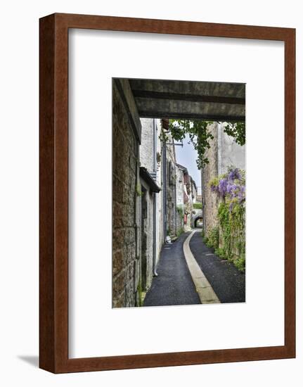 France, Cajarc. Narrow alley.-Hollice Looney-Framed Photographic Print