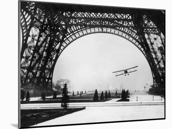 French Aviator Lieutenant Collot Successfully Flies His Biplane Beneath the Tour Eiffel-null-Mounted Photographic Print
