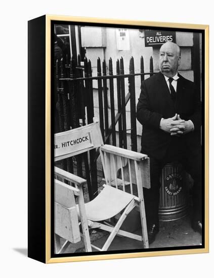 FRENZY, 1972 directed by ALFRED HITCHCOCK Alfred Hitchcock on the set (b/w photo)-null-Framed Stretched Canvas