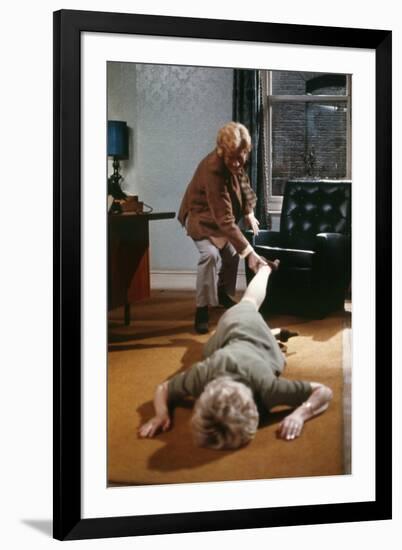 FRENZY, 1972 directed by ALFRED HITCHCOCK Barry Foster / Barbara Leigh-Hunt (photo)-null-Framed Photo