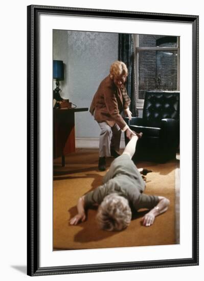 FRENZY, 1972 directed by ALFRED HITCHCOCK Barry Foster / Barbara Leigh-Hunt (photo)-null-Framed Photo