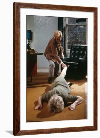 FRENZY, 1972 directed by ALFRED HITCHCOCK Barry Foster / Barbara Leigh-Hunt (photo)-null-Framed Photo