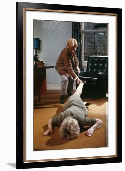 FRENZY, 1972 directed by ALFRED HITCHCOCK Barry Foster / Barbara Leigh-Hunt (photo)-null-Framed Photo