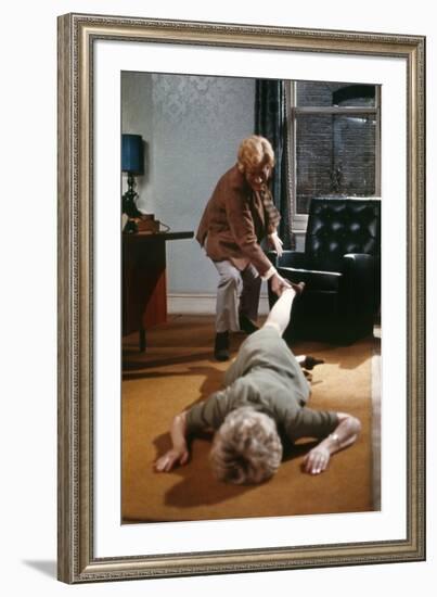 FRENZY, 1972 directed by ALFRED HITCHCOCK Barry Foster / Barbara Leigh-Hunt (photo)-null-Framed Photo