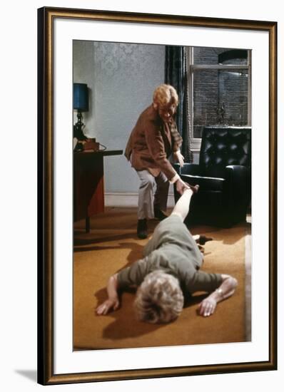 FRENZY, 1972 directed by ALFRED HITCHCOCK Barry Foster / Barbara Leigh-Hunt (photo)-null-Framed Photo