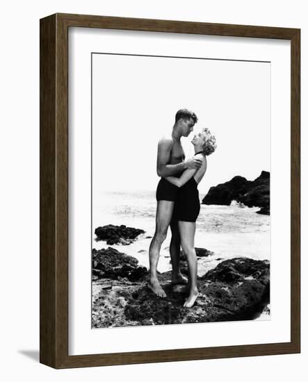 FROM HERE TO ETERNITY, 1953 directed by FRED ZINNEMANN Burt Lancaster and Deborah Kerr (b/w photo)-null-Framed Photo