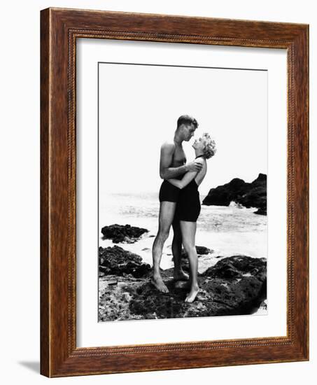 FROM HERE TO ETERNITY, 1953 directed by FRED ZINNEMANN Burt Lancaster and Deborah Kerr (b/w photo)-null-Framed Photo