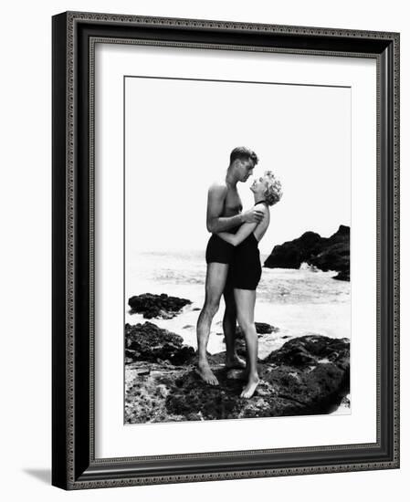 FROM HERE TO ETERNITY, 1953 directed by FRED ZINNEMANN Burt Lancaster and Deborah Kerr (b/w photo)-null-Framed Photo