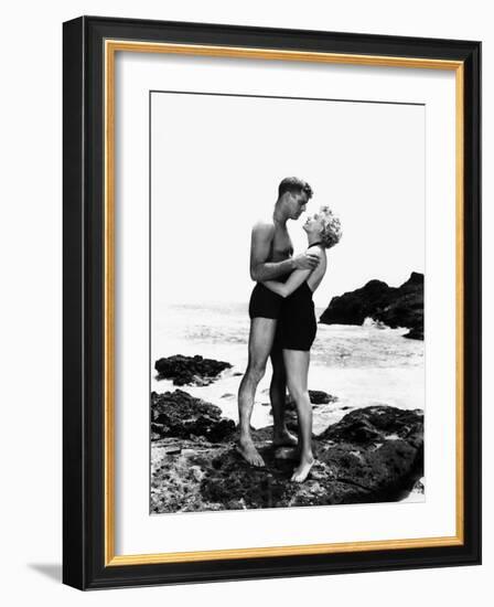 FROM HERE TO ETERNITY, 1953 directed by FRED ZINNEMANN Burt Lancaster and Deborah Kerr (b/w photo)-null-Framed Photo