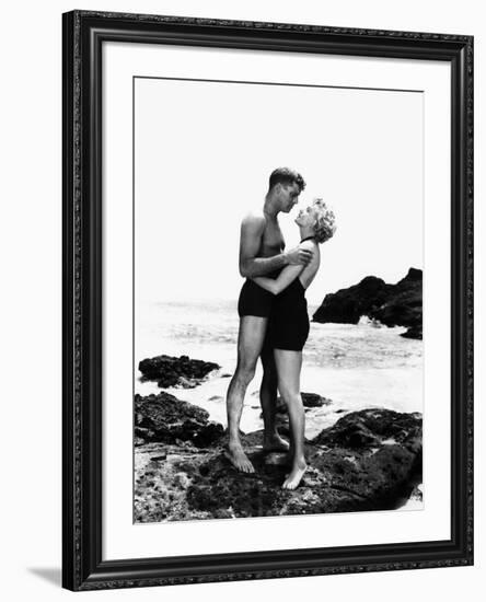 FROM HERE TO ETERNITY, 1953 directed by FRED ZINNEMANN Burt Lancaster and Deborah Kerr (b/w photo)-null-Framed Photo