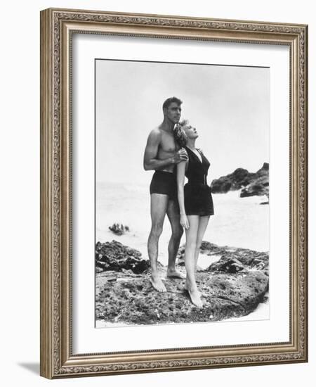 FROM HERE TO ETERNITY, 1953 directed by FRED ZINNEMANN Burt Lancaster and Deborah Kerr (b/w photo)-null-Framed Photo