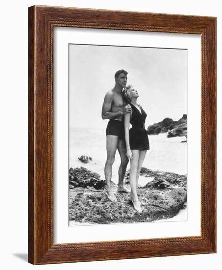 FROM HERE TO ETERNITY, 1953 directed by FRED ZINNEMANN Burt Lancaster and Deborah Kerr (b/w photo)-null-Framed Photo