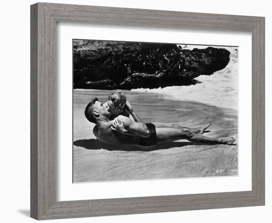 FROM HERE TO ETERNITY, 1953 directed by FRED ZINNEMANN Burt Lancaster and Deborah Kerr (b/w photo)-null-Framed Photo