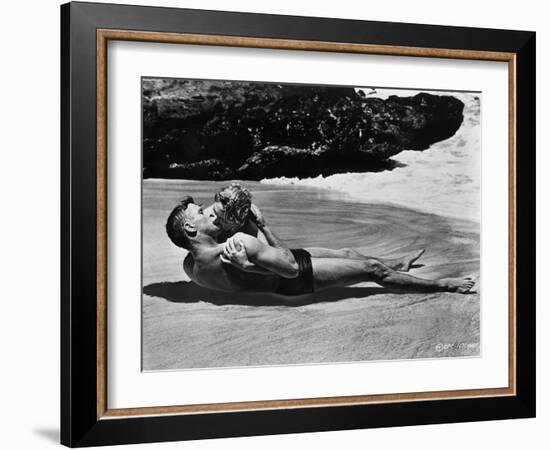 FROM HERE TO ETERNITY, 1953 directed by FRED ZINNEMANN Burt Lancaster and Deborah Kerr (b/w photo)-null-Framed Photo