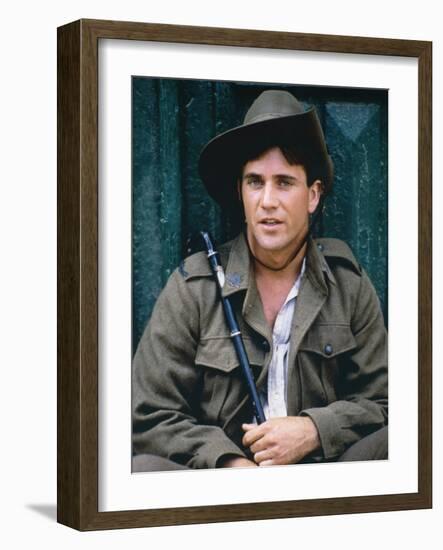 GALLIPOLI, 1981 directed by PETER WEIR Mel Gibson (photo)-null-Framed Photo