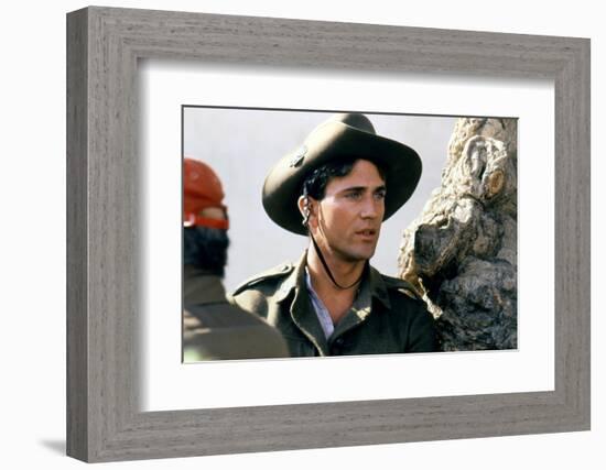 GALLIPOLI, 1981 directed by PETER WEIR On the set, Mel Gibson (photo)-null-Framed Photo