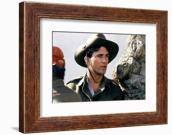 GALLIPOLI, 1981 directed by PETER WEIR On the set, Mel Gibson (photo)-null-Framed Photo