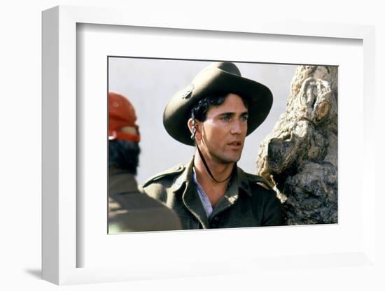 GALLIPOLI, 1981 directed by PETER WEIR On the set, Mel Gibson (photo)-null-Framed Photo