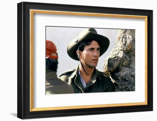 GALLIPOLI, 1981 directed by PETER WEIR On the set, Mel Gibson (photo)-null-Framed Photo