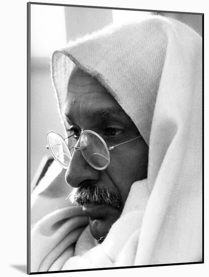 Gandhi, Ben Kingsley, (As Gandhi), 1982-null-Mounted Photo