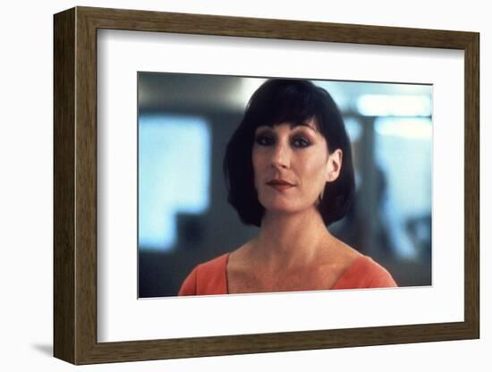 GARDENS OF STONE, 1987 directed by FRANCIS FORD COPPOLA Anjelica Huston (photo)-null-Framed Photo