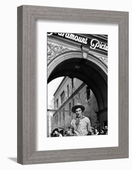 Gary Cooper poses with revolvers in his hands-null-Framed Photographic Print