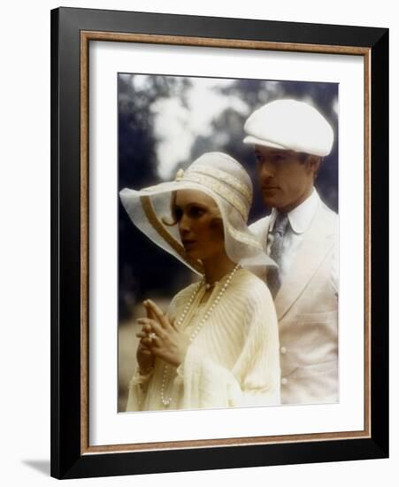 Gatsby le Magnifique THE GREAT GATSBY by Jack Clayton with Robert Redford and Mia Farrow, 1974 (pho-null-Framed Photo