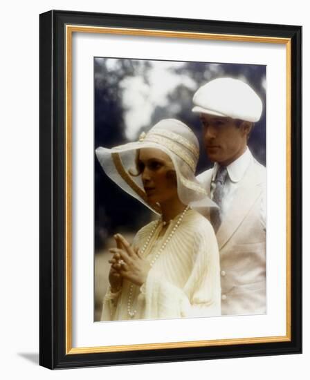 Gatsby le Magnifique THE GREAT GATSBY by Jack Clayton with Robert Redford and Mia Farrow, 1974 (pho-null-Framed Photo