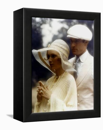 Gatsby le Magnifique THE GREAT GATSBY by Jack Clayton with Robert Redford and Mia Farrow, 1974 (pho-null-Framed Stretched Canvas