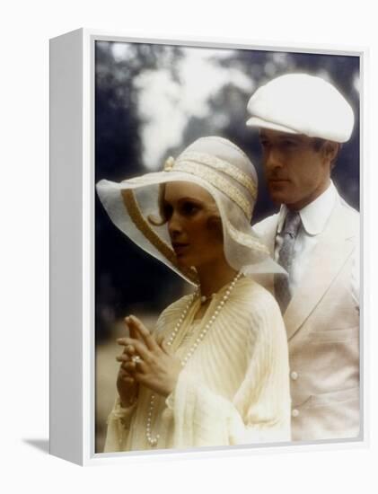 Gatsby le Magnifique THE GREAT GATSBY by Jack Clayton with Robert Redford and Mia Farrow, 1974 (pho-null-Framed Stretched Canvas