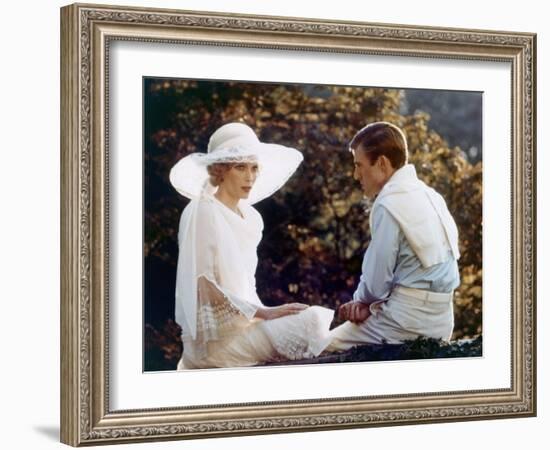 Gatsby le Magnifique THE GREAT GATSBY by Jack Clayton with Robert Redford and Mia Farrow, 1974 (pho-null-Framed Photo