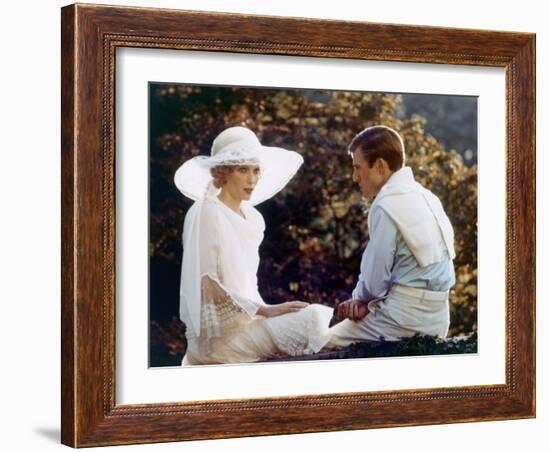 Gatsby le Magnifique THE GREAT GATSBY by Jack Clayton with Robert Redford and Mia Farrow, 1974 (pho-null-Framed Photo