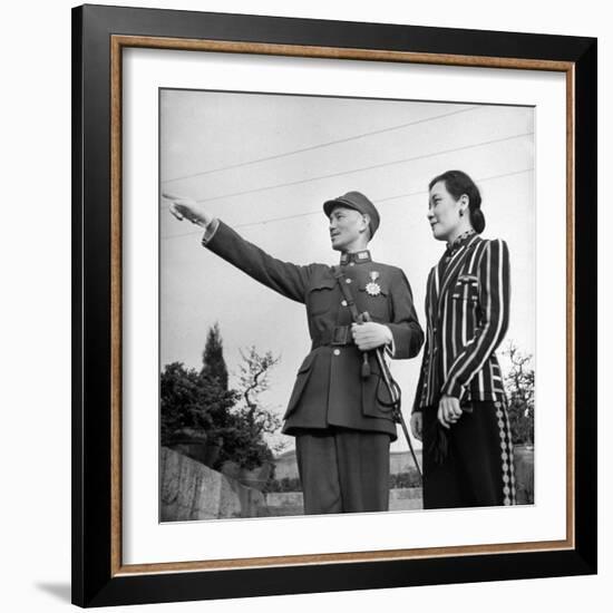 Generalissimo Chiang Kai-Shek Pointing Something Out to His Wife-Carl Mydans-Framed Photographic Print