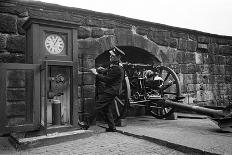 Time Gun at Edinburgh Castle 1945-George Greenwell-Framed Photographic Print